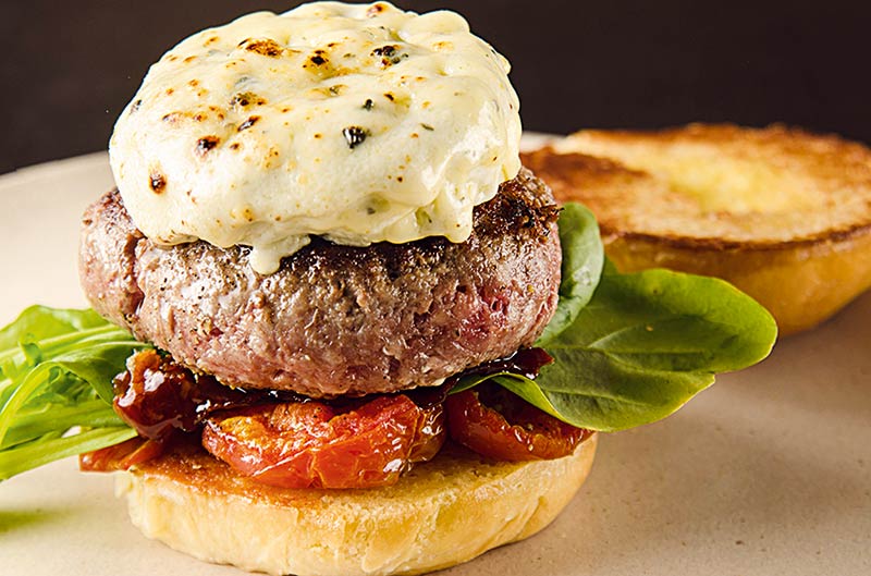 Irajá: carne black angus, gorgonzola, bacon adocicado, rúcula selvagem e pão de leite artesanal (R$ 64,00)