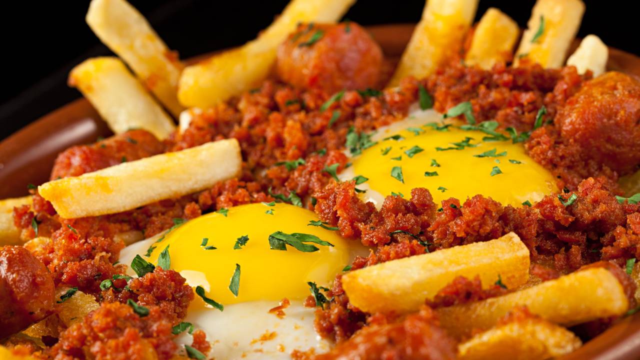 Entretapas Huevos Rotos con Chistorra y Chorizo