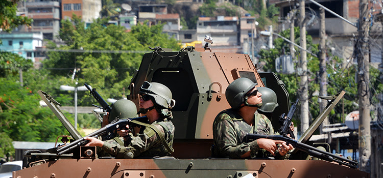 Exército exige documentos de moradores que queriam sair de favela