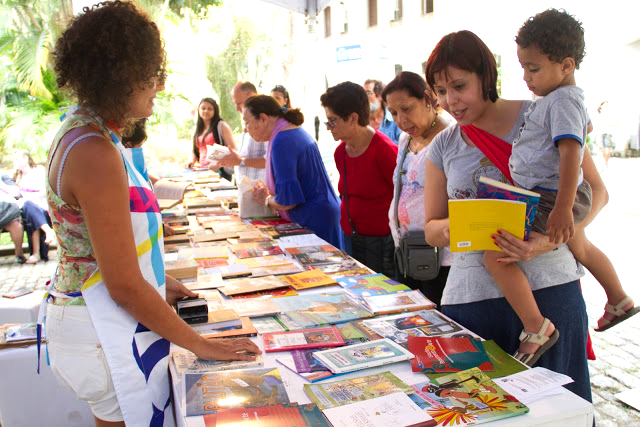 Feira literária ocupa os jardins do Museu da República