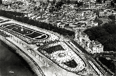 Praça Paris completa 90 anos como um pedacinho da França no Rio