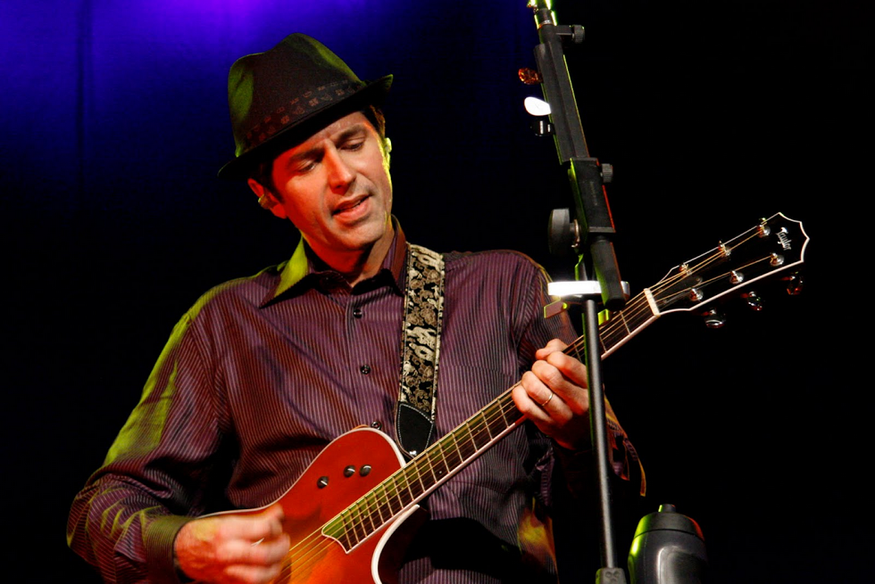 Leoni faz show gratuito na Barra da Tijuca