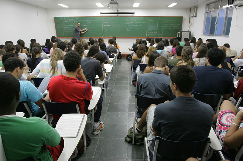 Alunos na sala de aula do cursinho pré-vestibular
