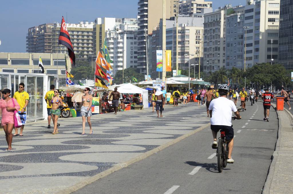 Grupo de nadadores reforma área da orla de Copacabana