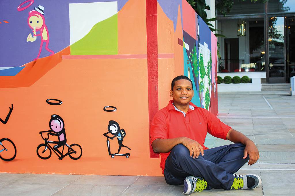 Wark Rocinha faz grafite no Copacabana Palace