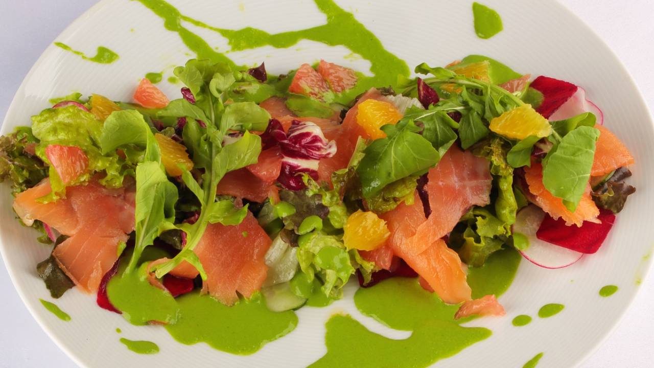 No Paris, a salada de salmão defumado ganha gomos de laranja e grapefruit: R$ 40,00