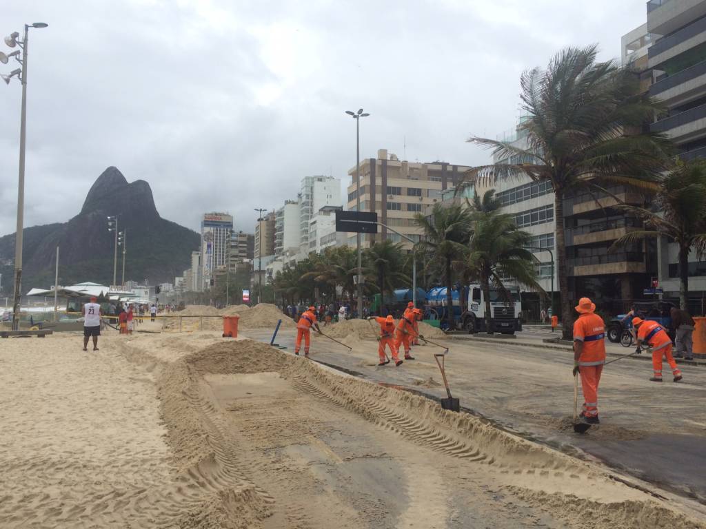 Mar invade as pistas da orla durante ressaca no Leblon