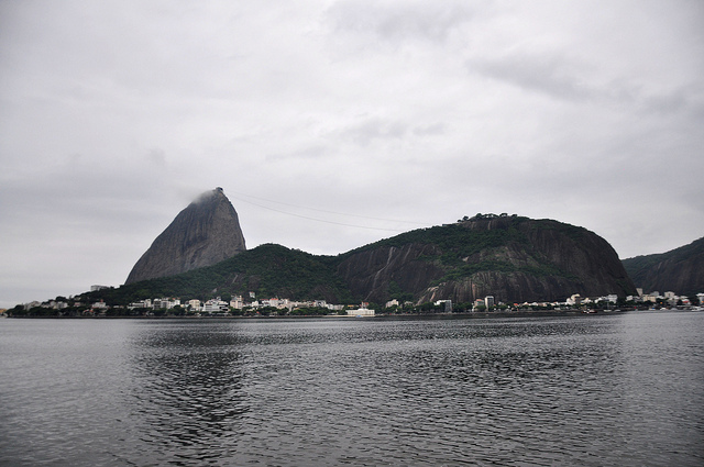 Foto mostra Pão de Açúcar com tempo nublado
