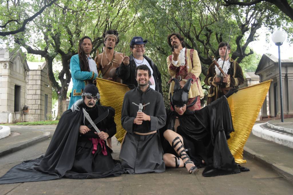 Cemitério da Penitência tem passeio noturno no Dia das Bruxas