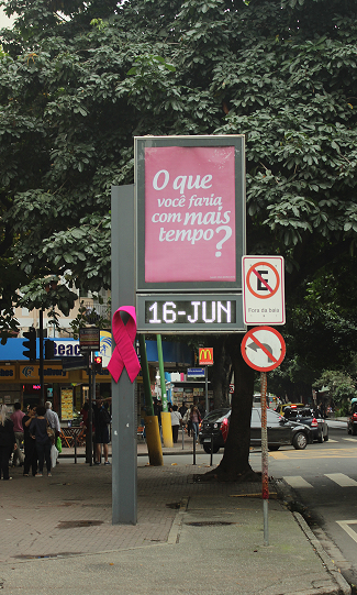 Campanha decora relógios de rua com laços cor de rosa
