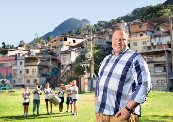 Antonio Seixas comanda um projeto que ensina música a jovens do Borel