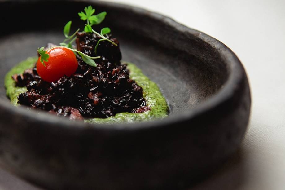 Arroz negro, polvo, queijo mineiro e creme de brócolis: R$ 75,00