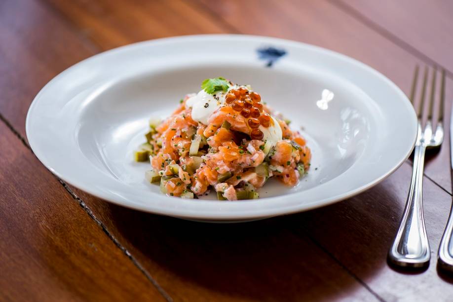 Tartare de salmão, relish de pepino, creme azedo e ovas