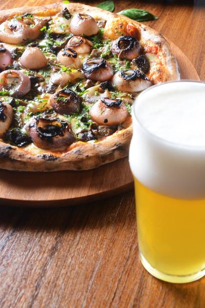 Pizzas crocantes e chope bem tirado: trunfos da casa Pizzas crocantes e chope bem tirado: trunfos da casa