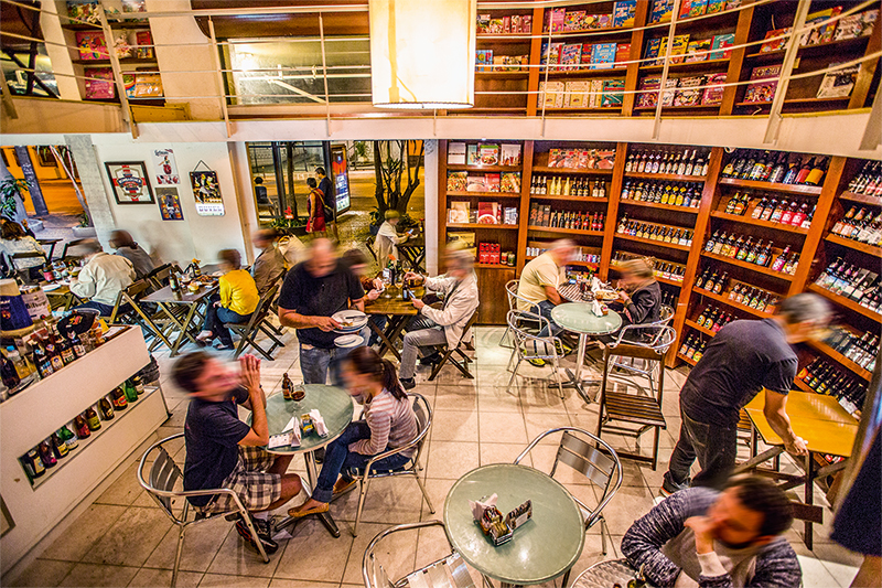 Salão do Assis Garrafaria expõe rótulos da casa Salão do Assis Garrafaria expõe rótulos da casa