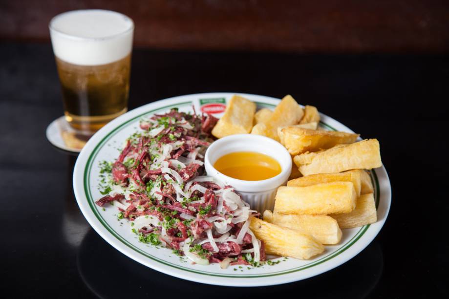 Carne seca desfiada com aipim frito no Botequim Informal