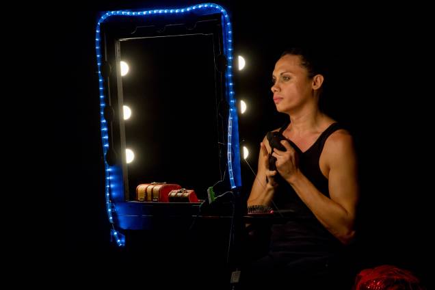 Silvero Pereira em BR-TRANS: ele assina a dramaturgia e está em cena neste monólogo Silvero Pereira em BR-TRANS: ele assina a dramaturgia e está em cena neste monólogo