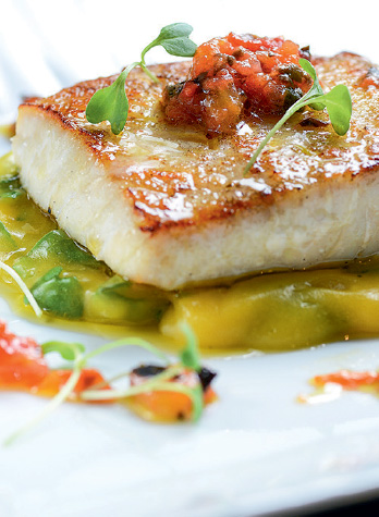 Prato principal no Sá: peixe, vinagrete e purê Prato principal no Sá: peixe, vinagrete e purê