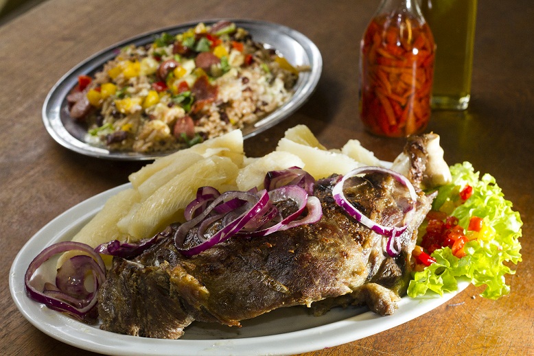 O must, além da comida, é claro, são os garçons caracterizados de nordestino. Com tradição de mais de 30 anos na Feira de São Cristóvão, o restaurante está entre os visitados por famosos como Chico Anysio e tem vista privilegiada para as atrações musicais O must, além da comida, é claro, são os garçons caracterizados de nordestino. Com tradição de mais de 30 anos na Feira de São Cristóvão, o restaurante está entre os visitados por famosos como Chico Anysio e tem vista privilegiada para as atrações musicais