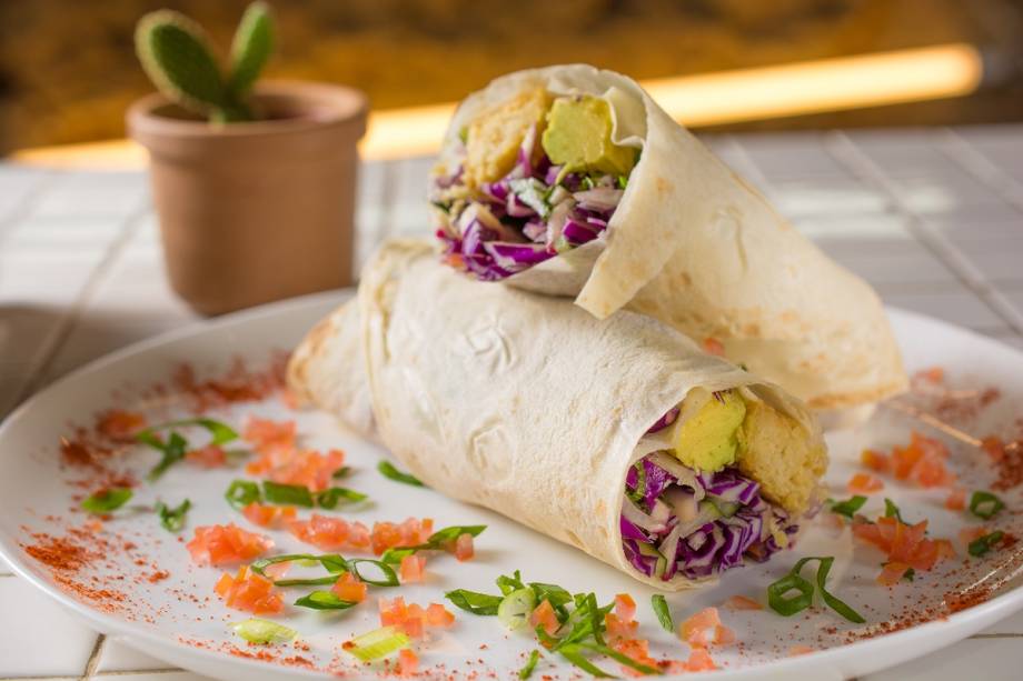 Wrap de faláfel com abacate, homus, salada e abacate Wrap de faláfel com abacate, homus, salada e abacate