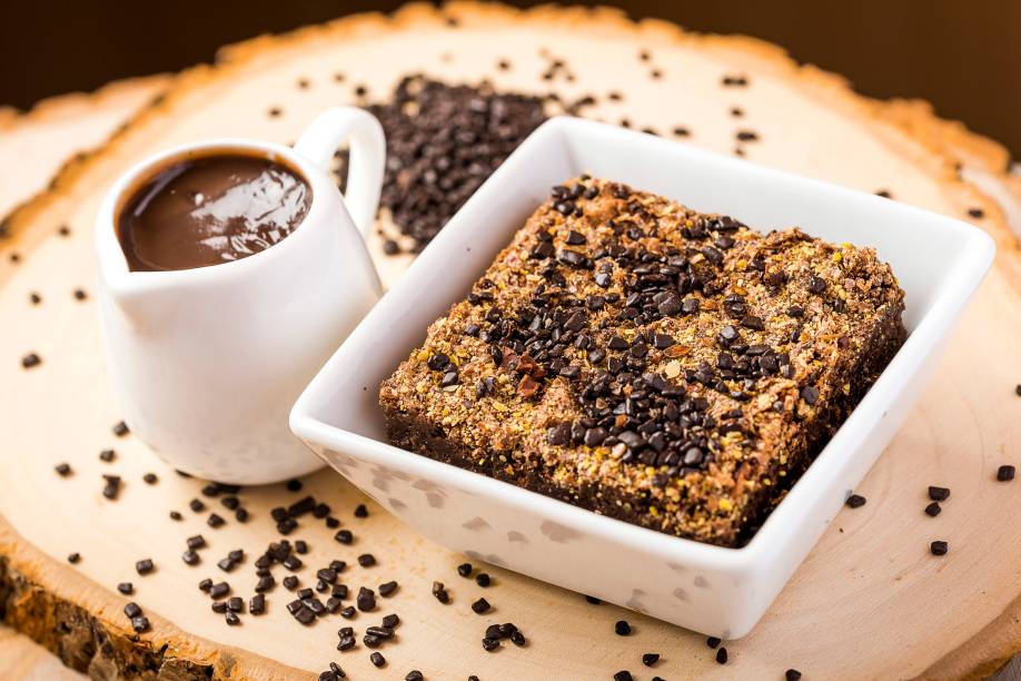 Brownie funcional de cacau com linhaça e calda de brigadeiro: sem glúten ou lactose