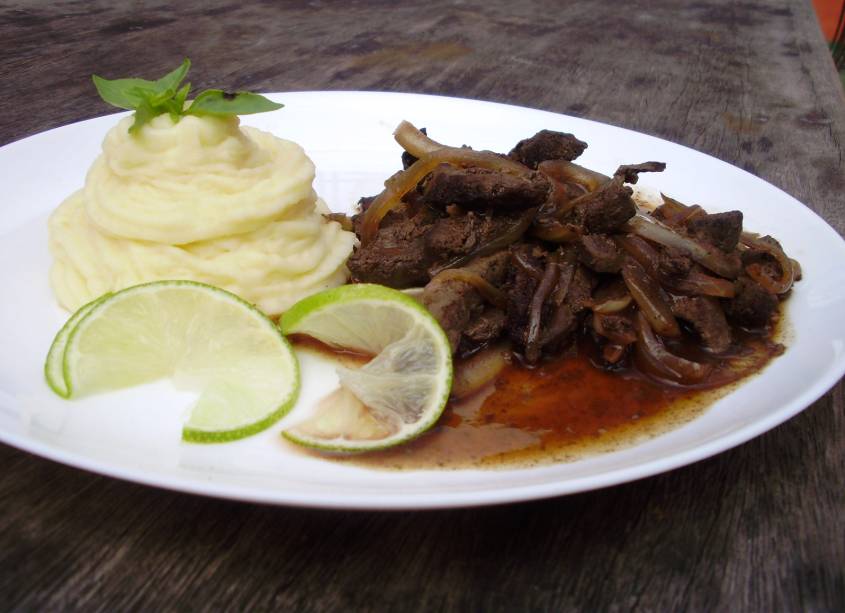 Iscas de fígado acebolado com redução de vinho tinto acompanhado com purê de batata Iscas de fígado acebolado com redução de vinho tinto acompanhado com purê de batata