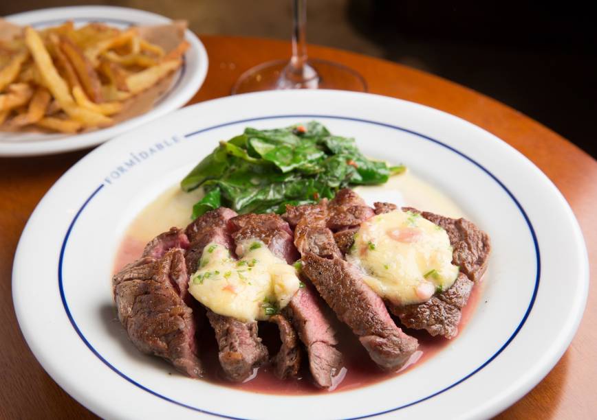 Entrcôte acompanhado de fritas, vegetais e manteiga de tutano Entrcôte acompanhado de fritas, vegetais e manteiga de tutano