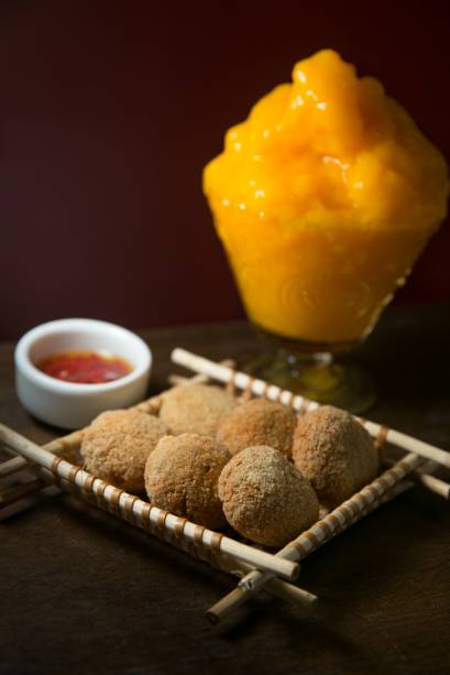 Caipi raspadinha de manga e bolinho de moqueca: belas pedidas