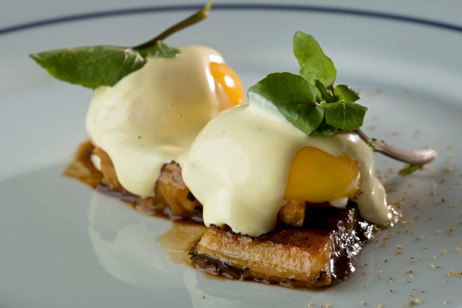 Ovo, maionese e enguia defumada: versão arrojada dos ovos mimosa Ovo, maionese e enguia defumada: versão arrojada dos ovos mimosa