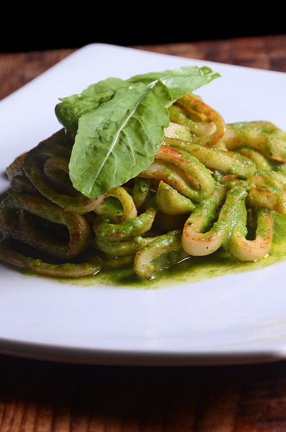 Anéis de lula grelhada ao pesto de rúcula Anéis de lula grelhada ao pesto de rúcula