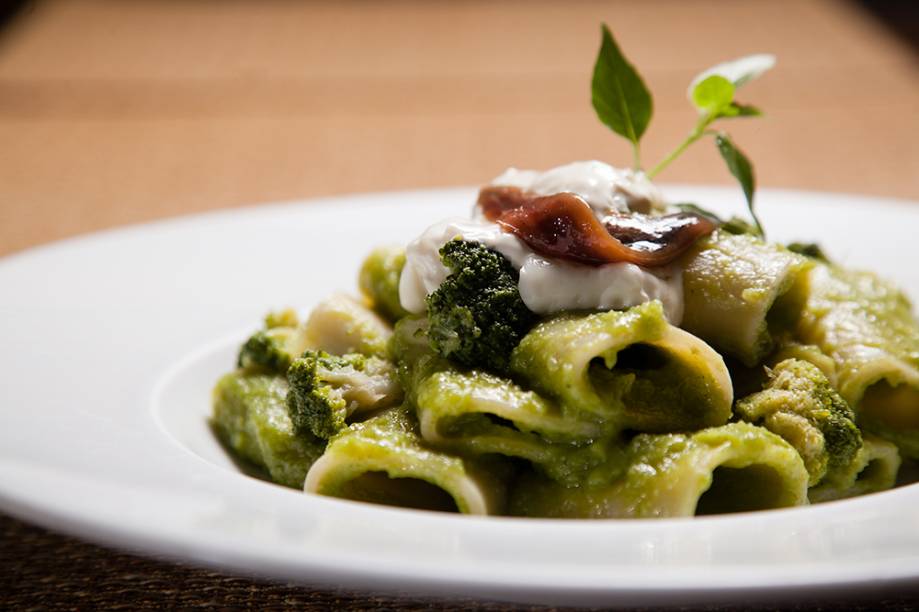 Rigatoni com brócolis americano alici e burrata