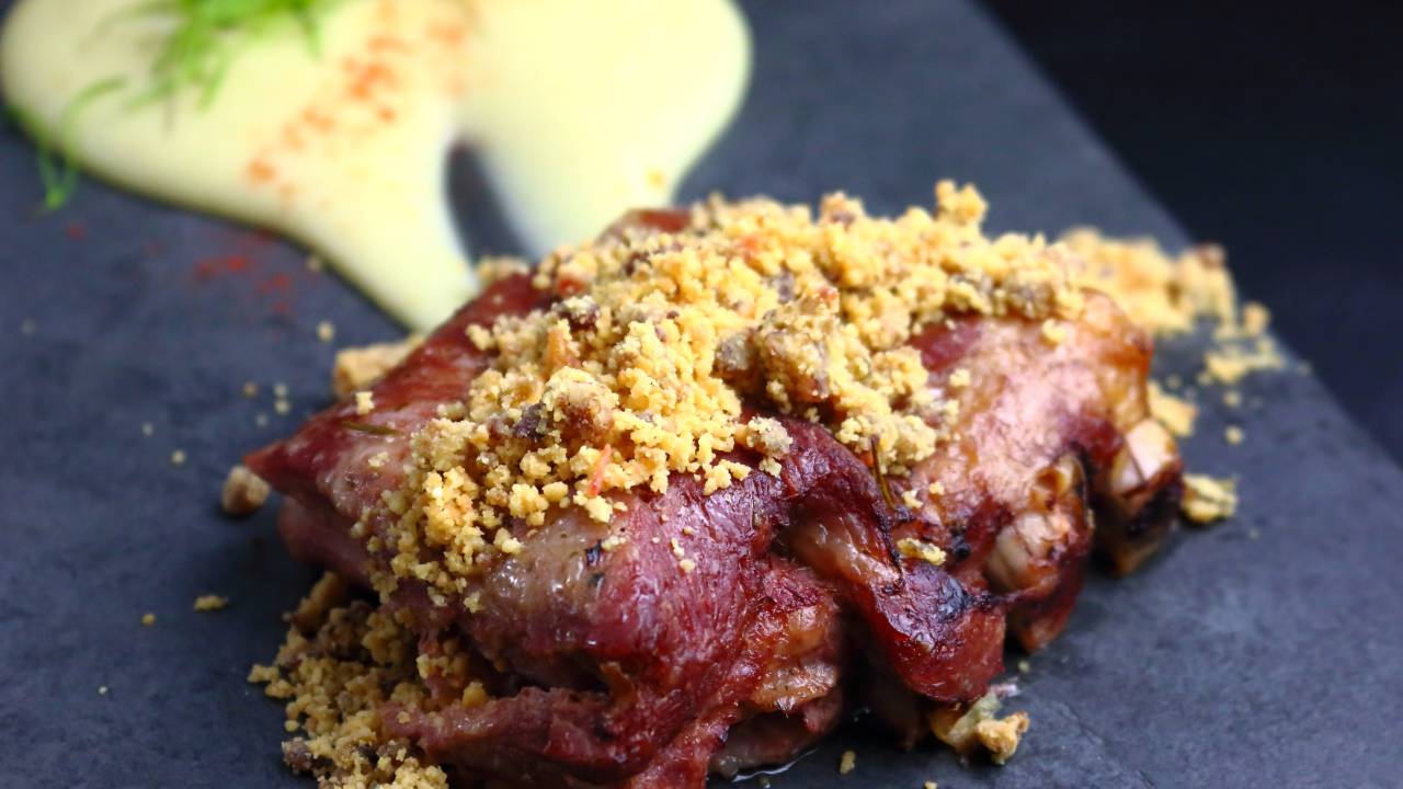 iberico_costela-suina-em-baixa-temperatura-com-crocante-de-amendoas-e-jamon-serrano-e-pure-de-batatas-com-alho-assado-e-limao-siciliano_marcos-wanderl.jpeg