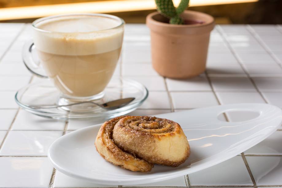 Cinnamon roll e capuccino: boa dobradinha Cinnamon roll e capuccino: boa dobradinha