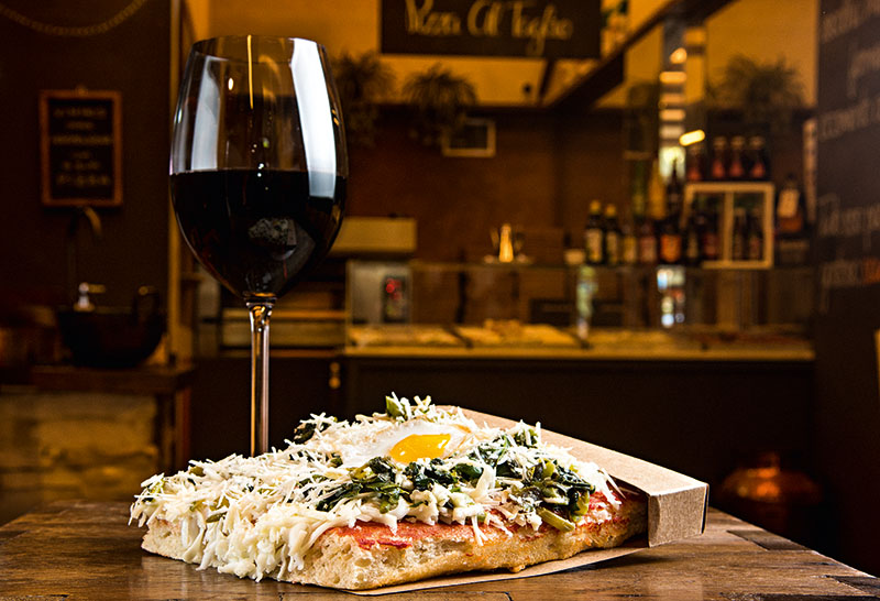 Pizza de espinafre, parmesão e ovo de codorna com gema mole vai bem com um dos vinhos da carta Pizza de espinafre, parmesão e ovo de codorna com gema mole vai bem com um dos vinhos da carta