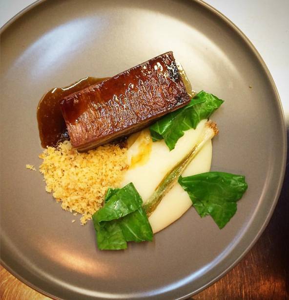 Costela laqueada ao lado de purê e farofa Costela laqueada ao lado de purê e farofa