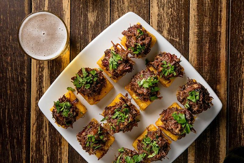 A festejada polentinha com rabada, petisco campeão do COMER & BEBER 2016 A festejada polentinha com rabada, petisco campeão do COMER & BEBER 2016