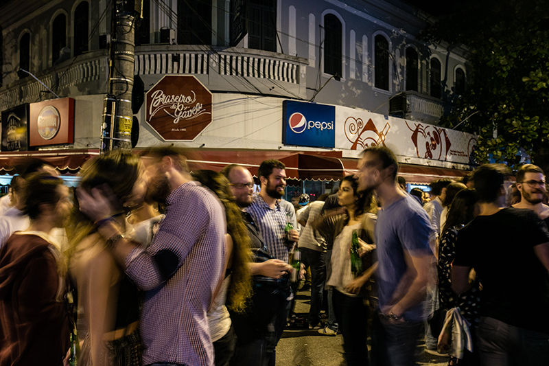 Nais noites de quarta e quinta, a calçada ferve e a azaração é regada a chope sempre gelado