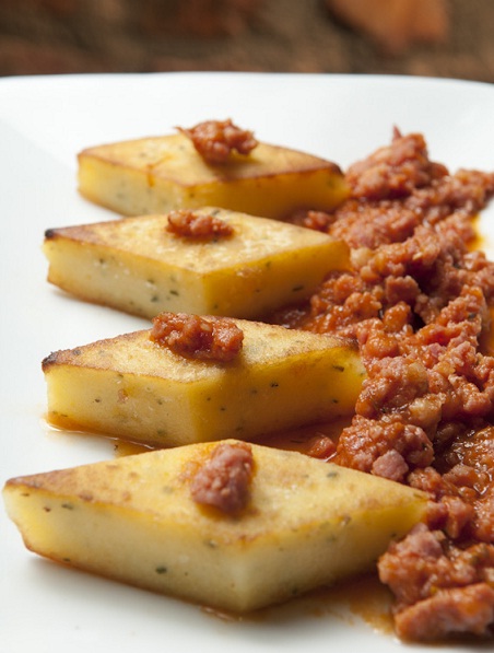 De entrada, experimente a polenta com ragu de calabresa (R$ 25,00). Rua Barão da Torre, 358, 2123-7900. De entrada, experimente a polenta com ragu de calabresa (R$ 25,00). Rua Barão da Torre, 358, 2123-7900.