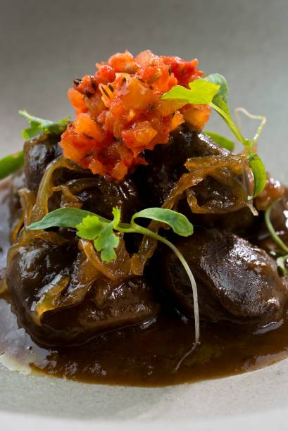 Moelinha de pato confitada com cebola caramelizada e prensa de tomate assado Moelinha de pato confitada com cebola caramelizada e prensa de tomate assado