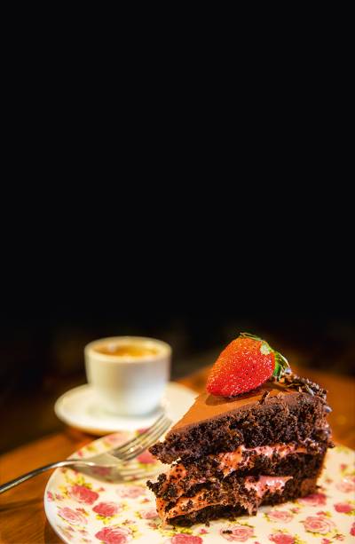 Bolo de chocolate com brigadeirode morango: R$ 8,50 a fatia. Bolo de chocolate com brigadeirode morango: R$ 8,50 a fatia.