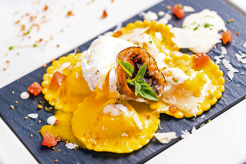 Ravióli à carbonara (R$ 69,00): massa fresca recheada de creme de queijo pecorino e bacon Ravióli à carbonara (R$ 69,00): massa fresca recheada de creme de queijo pecorino e bacon