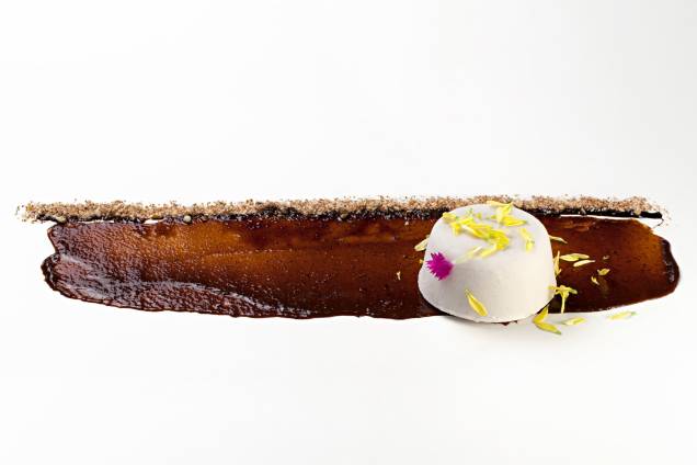 Panna non cotta: manjar de coco, molho de ameixa, redução de vinagre balsâmico com baunilha e farofa de castanhas Panna non cotta: manjar de coco, molho de ameixa, redução de vinagre balsâmico com baunilha e farofa de castanhas