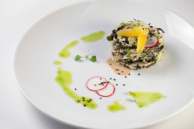 Salada de algas com pera, rabanete, acelga, pepino e laranja: deliciosamente picante Salada de algas com pera, rabanete, acelga, pepino e laranja: deliciosamente picante