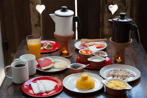 Café Etc Mônica Pondé: grãos moídos na hora, coados em filtro de porcelana Café Etc Mônica Pondé: grãos moídos na hora, coados em filtro de porcelana