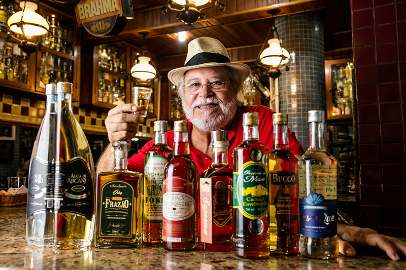 Festival de purinhas: Sérgio Rabello, o dono da casa, exibe parte de sua coleção de mais de 300 rótulos de cachaça Festival de purinhas: Sérgio Rabello, o dono da casa, exibe parte de sua coleção de mais de 300 rótulos de cachaça
