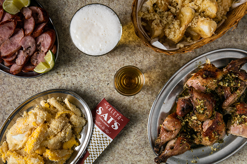 Companhias para o pernúltimo gole: farofa de ovo linguiça pão de alho e galeto ao sats Companhias para o pernúltimo gole: farofa de ovo linguiça pão de alho e galeto ao sats