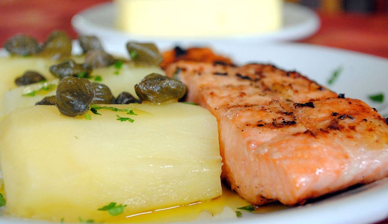 salmao-na-brasa-com-batatas-cozidas-ao-molho-de-alcaparras-umas-ostras-abre.jpeg