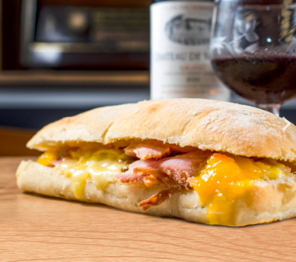 Lombo, brie e chutney de manga na ciabatta: R$ 22,00 Lombo, brie e chutney de manga na ciabatta: R$ 22,00