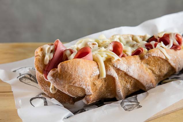 Baguete rústica, mortadela, queijo meia cura e maionese cítrica Baguete rústica, mortadela, queijo meia cura e maionese cítrica