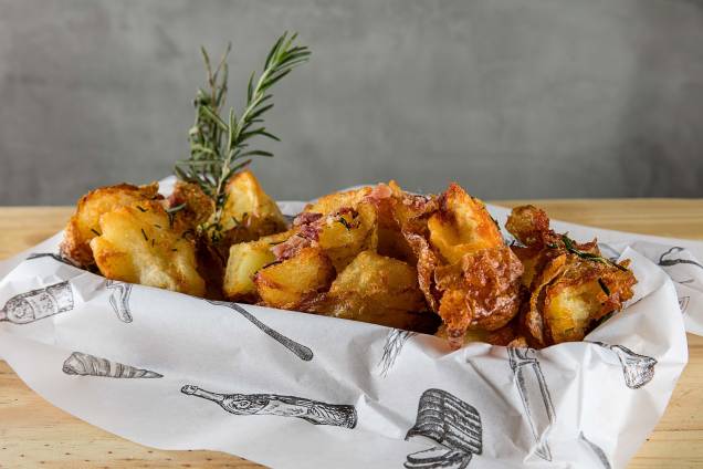 Batatas aromatizada com alecrim e bacon: bom acompanhemento Batatas aromatizada com alecrim e bacon: bom acompanhemento